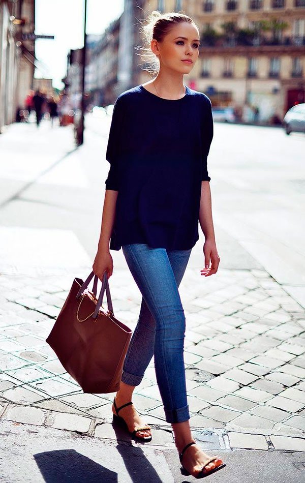 Street style look com calça jeans, blusa manga longa azul marinho e flats preta.