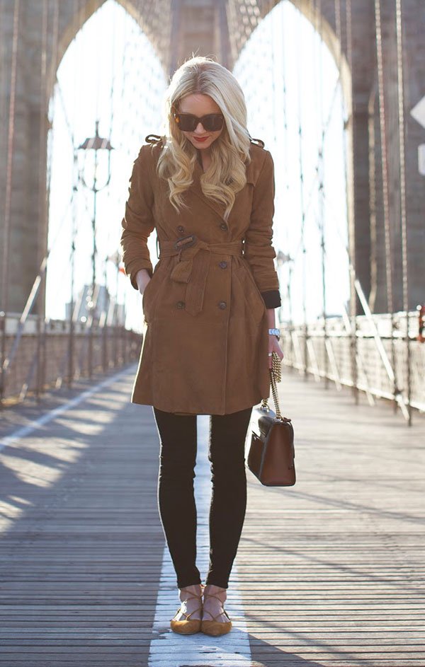 Street style look sobretudo marrom calça preta e flat bege.