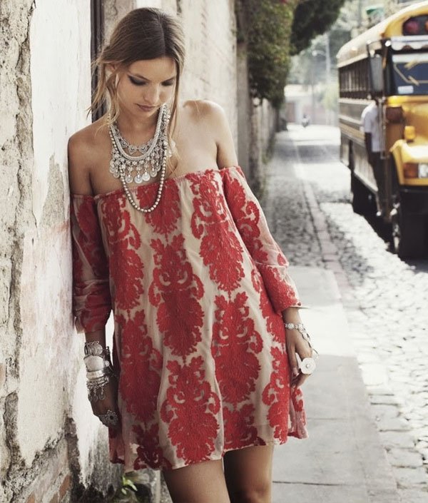 vestido renda vermelho off the shoulder street style