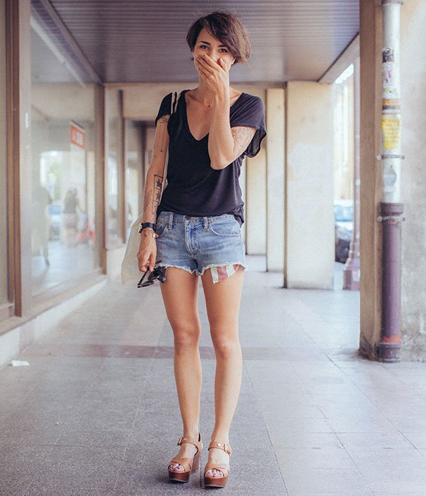 coline-blogueira-francesa-shorts-jeans-sandalia-plataforma-madeira-steal-the-look