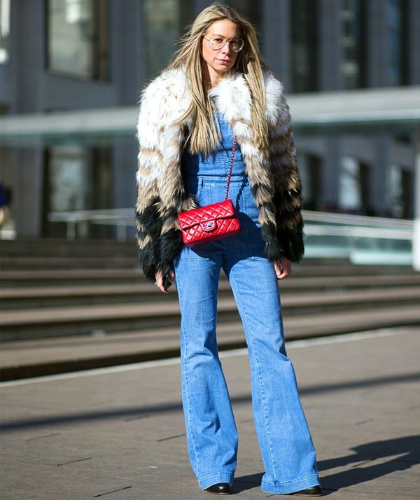 jardineira-jeans-inverno-casaco-faux-fur