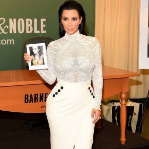 Kim Kardashian Lança Livro de Selfies