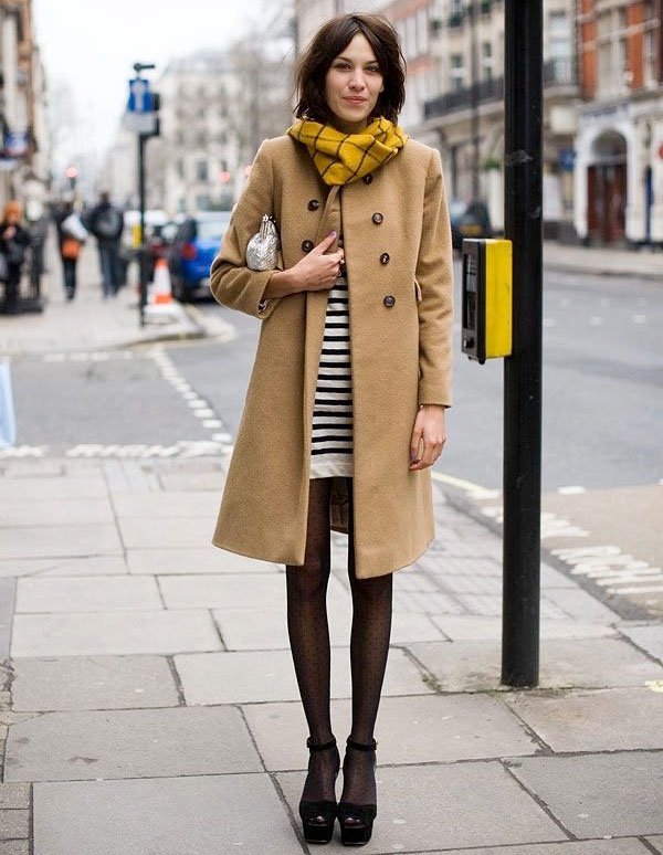 alexa-chung-casaco-bege-vestido-listrado-street-style