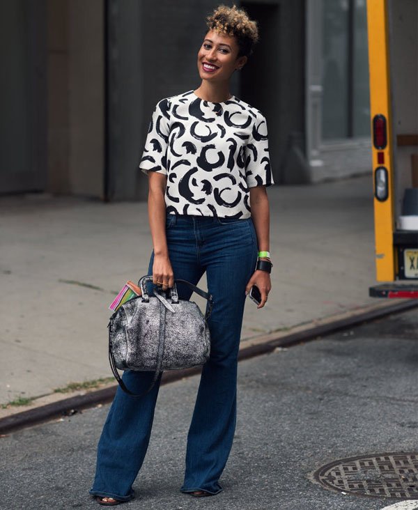elaine-welteroth-calca-jeans-flare-t-shirt-salto-street-style