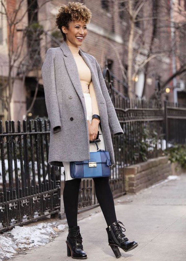 elaine-welteroth-look-inverno-casaco-cinza-sob-saia-meia-calca-street-style