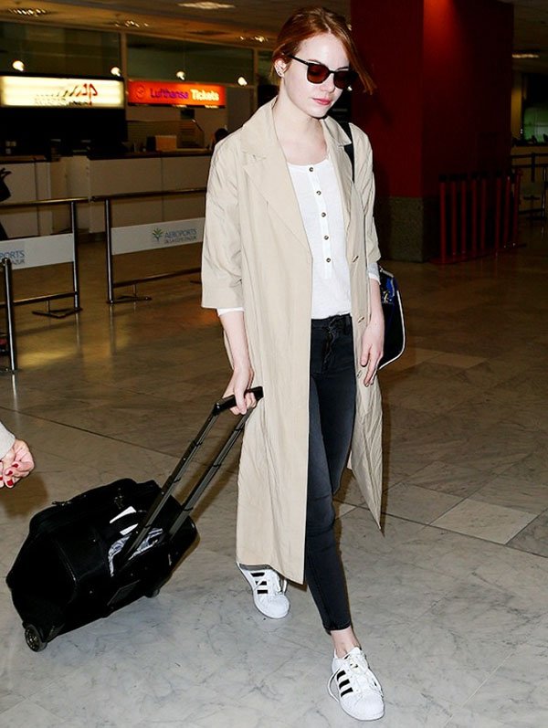 emma-stone-trench-coat-airport-look-street-style