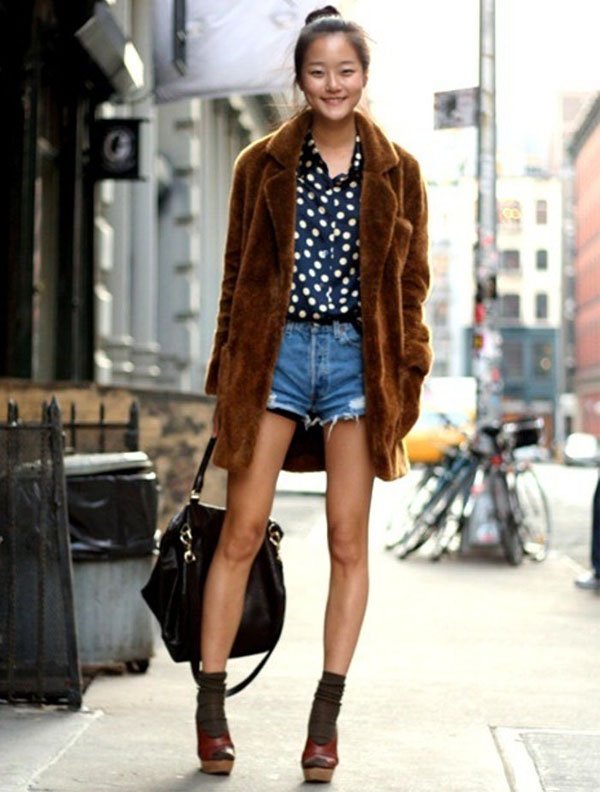 short-jeans-casaco-pele-fake-sandalia-com-meia-street-style