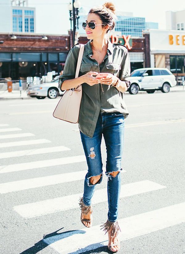 look-casual-friday-jeans-rasgado-camisa-sandalia-com-franjas