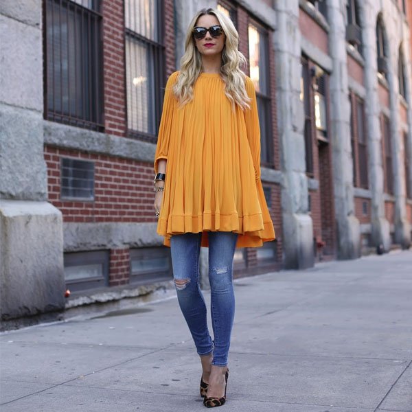 street-style-vestido-amarelo-rodado-calca-jeans-em-baixo