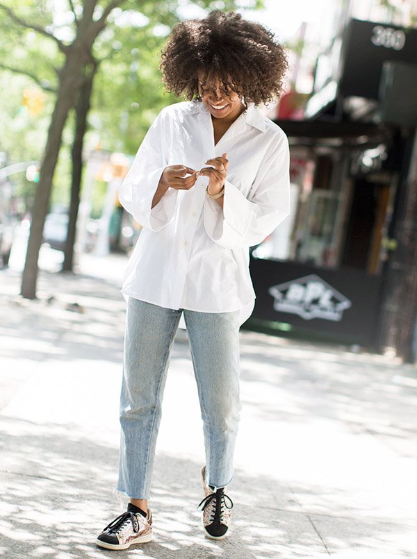 https://static.stealthelook.com.br/wp-content/uploads/2015/08/Kai-Avent-deLeon-street-style-jeans-denim-white-shirt