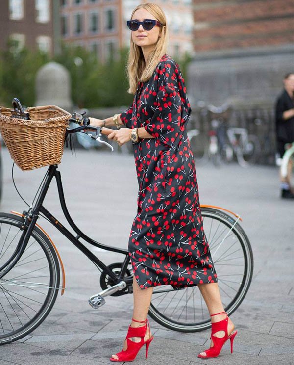 estilo-pernille-teisbaek-ciclista-com-vestido-de-seda-sandalia-vermelha-street-style