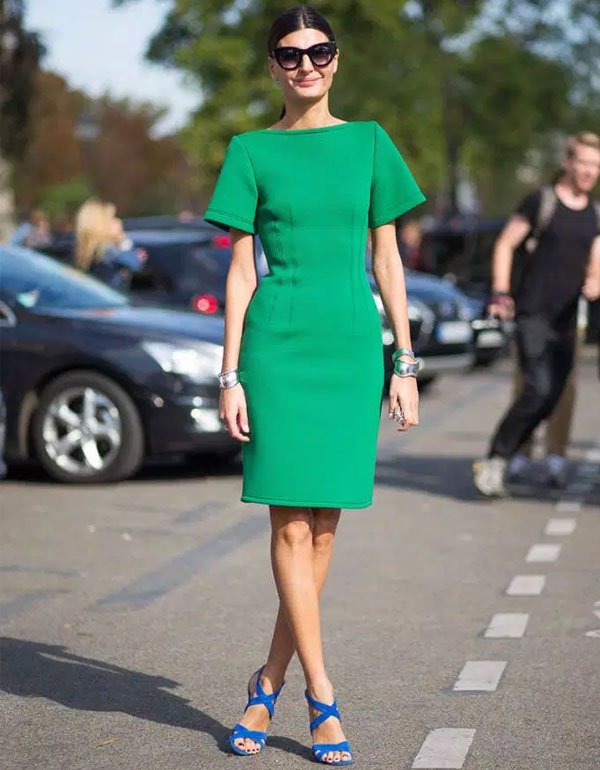 giovanna-battaglia-street-style-vestido-verde-sandalia-azul