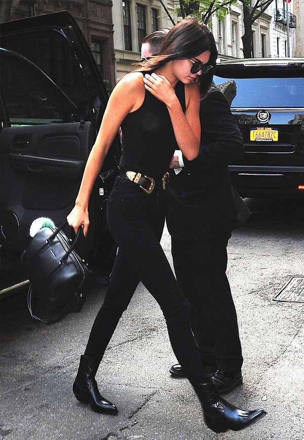kendall-jenner-street-style-belt-skinny-jeans-boots-all-black-look