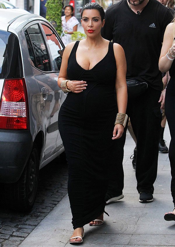 kim-kardashian-street-style-look-vestido-maxi-preto-rasteirinha