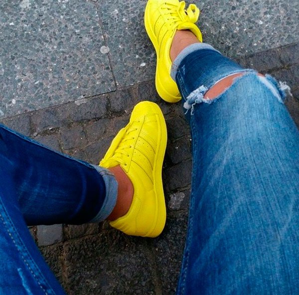 tênis amarelo