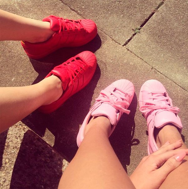 tênis vermelho + tênis rosa