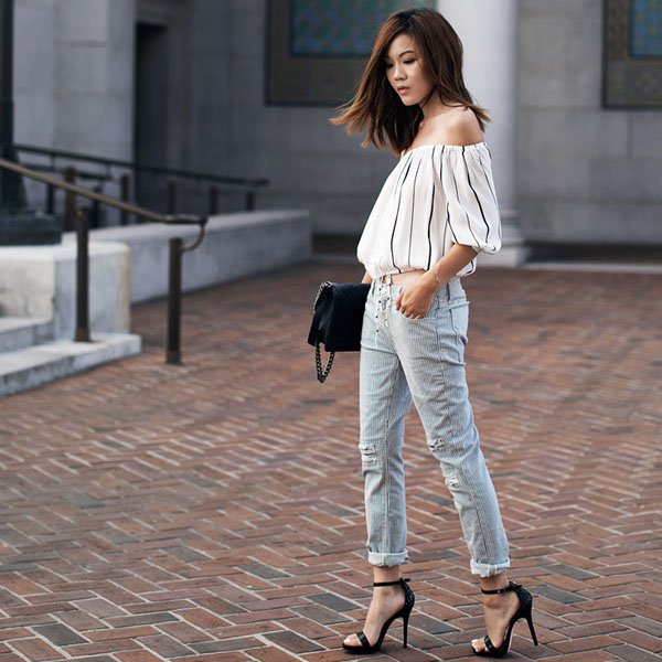 street-style-calca-jeans-sandalia-salto-blusinha-cropped