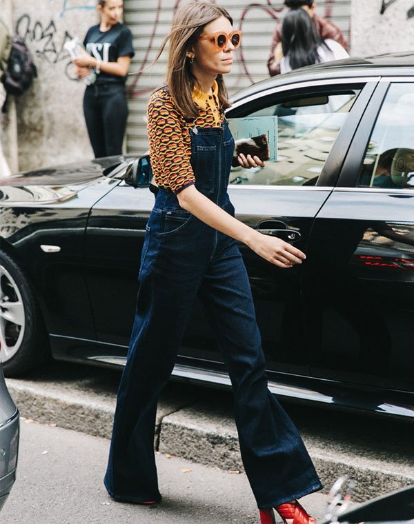 look-camisa-estampada-jardineira-jeans-scarpin