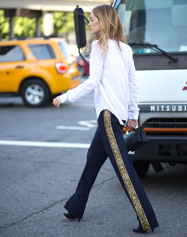 street-style-blue-pants-heels-white-shirt-black-clutch