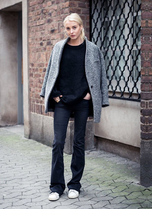 street-style-flare-denim-white-shoes-tricot-grey-coat