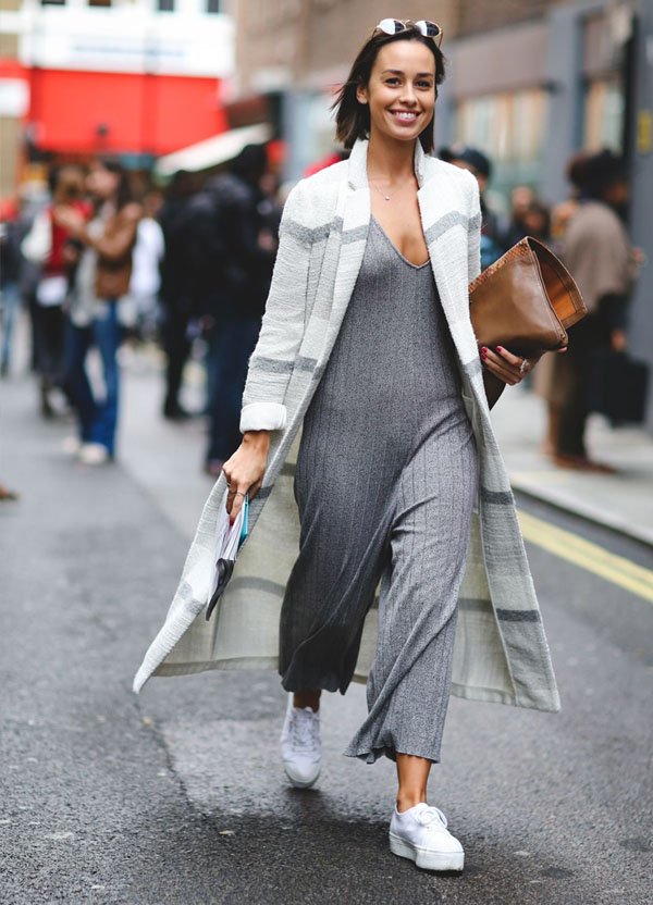 street-style-grey-jumpsuit-tricot-white-sneakers