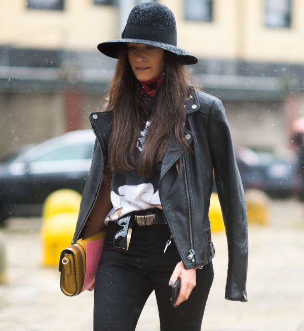 street-style-leather-jacket-t-shirt-hat-clutch