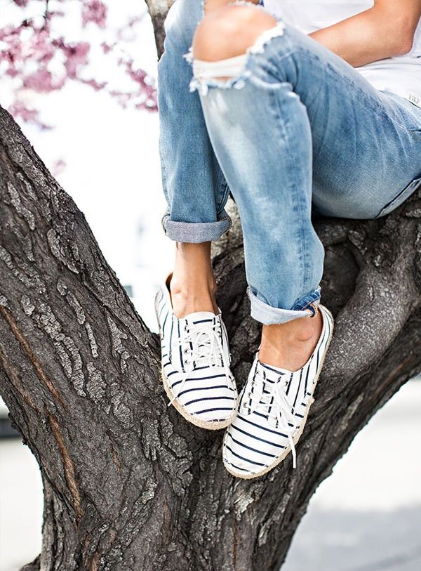 striped-shoes-destroyed-jeans