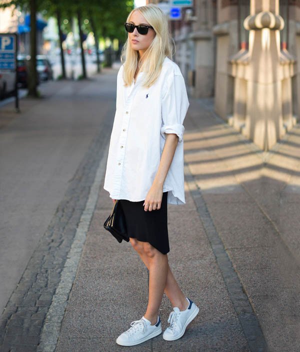 white-sneakers-street-style-black-skirt-white-shirt