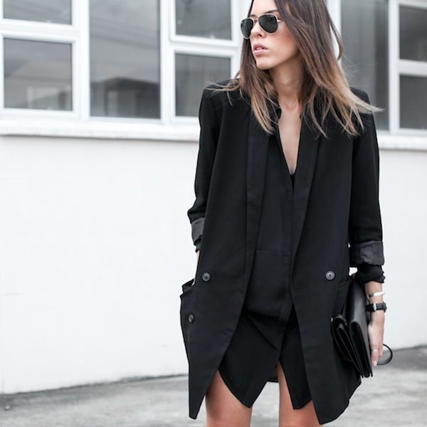 Черное платье и серый пиджак