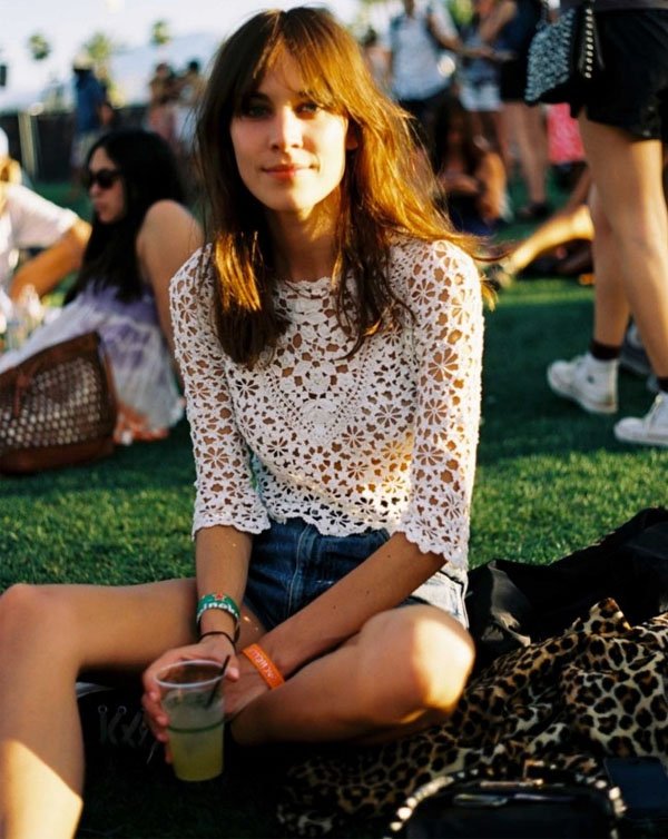 look-alexa-chung-festival-short-jeans-blusa-crochet-off-white