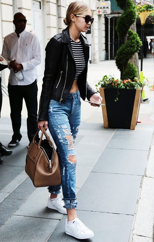 look-de-street-style-gigi-hadid-calca-jeans-blusa-listras