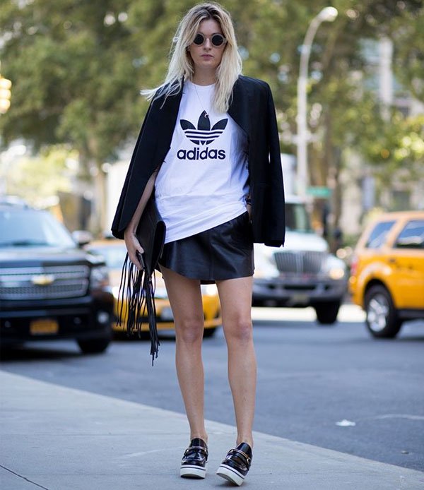 look-street-style-saia-couro-t-shirt-adidas-blazer