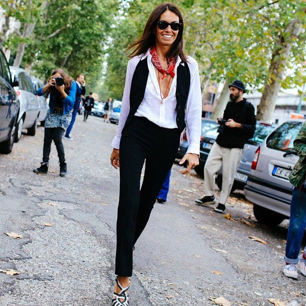 street-style-calca-preta-camisa-branca-colete-por-cima-milan-fashion-week