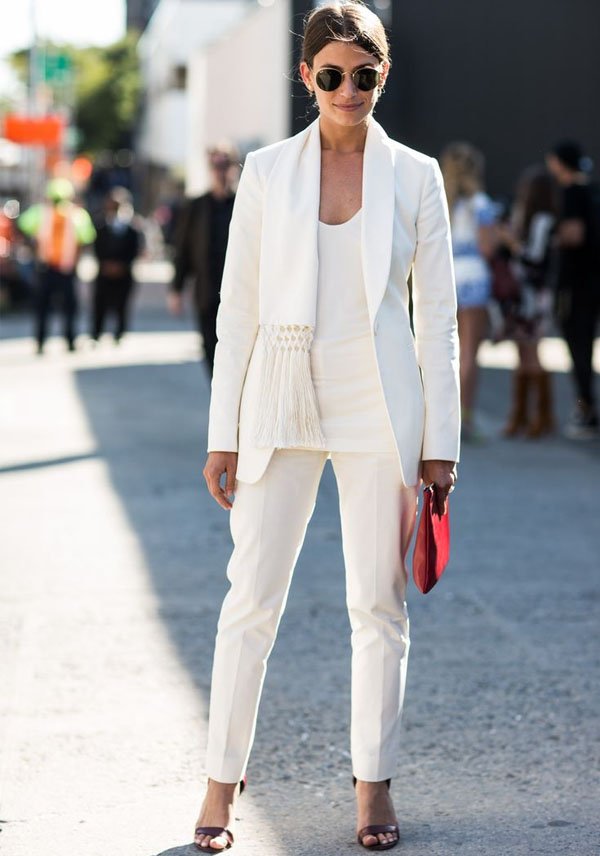 street-style-fashion-week-look-todo-branco-com-sandalia-bolsa-vermelhos
