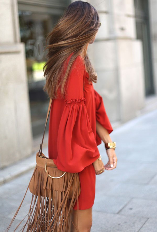 vestido-estilo-seventies-vermelho-com-bolsa-franjas