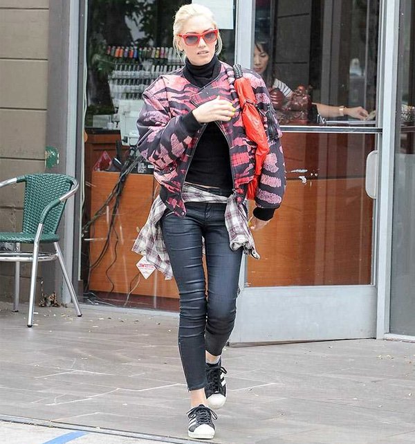 gwen stefani look street style jeans calça preta