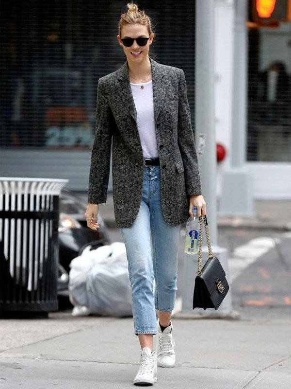 karlie kloss street style blazer tênis jeans