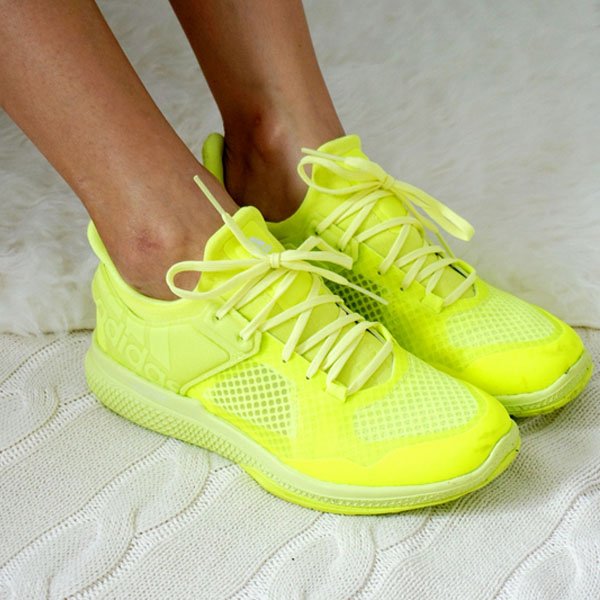 tênis amarelo fluorescente