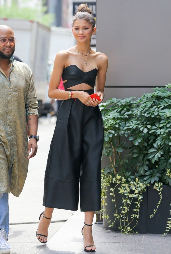 Zendaya Calça Pantacourt Cropped