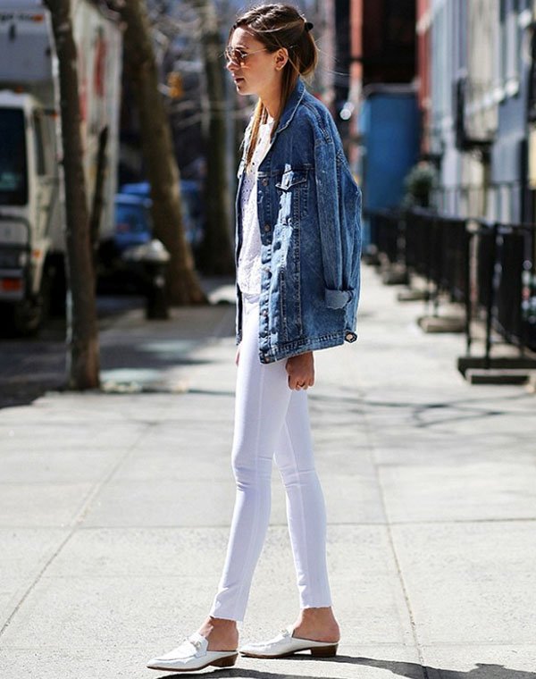 look da blogueira danielle bernstein com calca branca e jaqueta jeans
