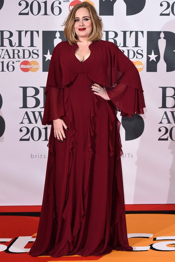 adele vestido vinho brit awards 2016 red carpet