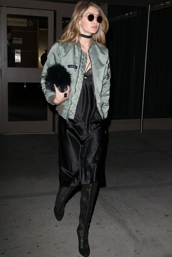 Gigi Hadid com choker, jaqueta bomber e botas