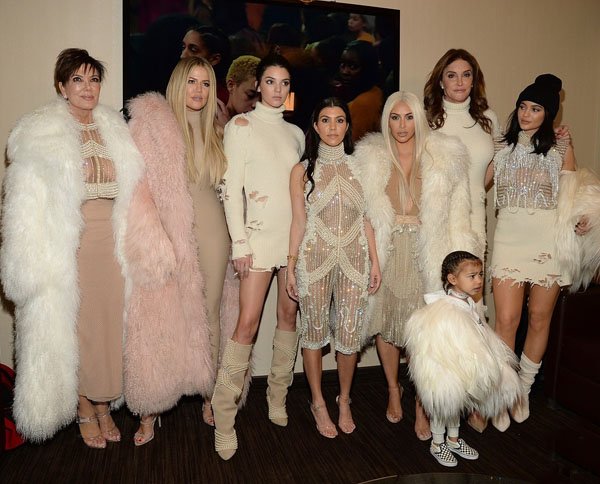 Família Kardashian-Jenner no desfile Yeezy Seanson 3