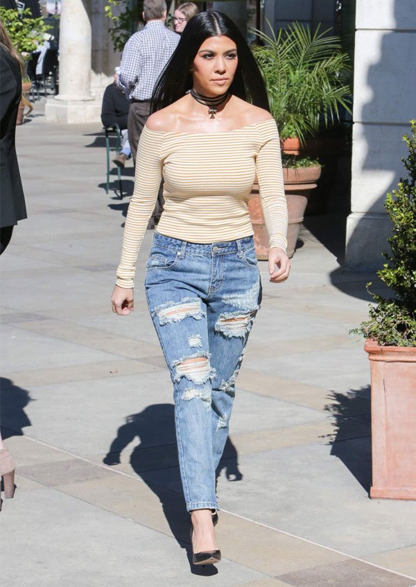 Kourtney Kardashian look destroyed jeans top off shoulder