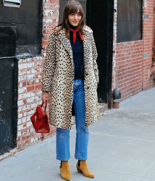 casaco de oncinha na nyfw street style com jeans e botinha