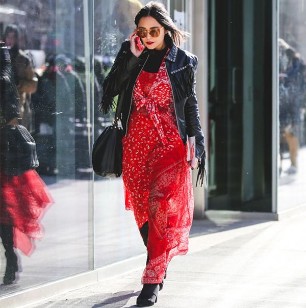 nyfw street style inverno vestido vermelho com jaqueta de couro