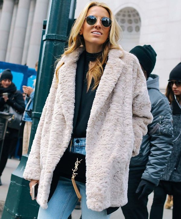 NYFW street style com casaco faux fur e óculos redondinho