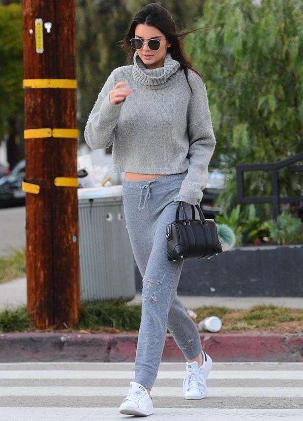 Kendall Jenner com calca jogging cinza e sueter com turtleneck