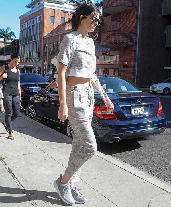 Kendall Jenner com calca jogging e top cropped