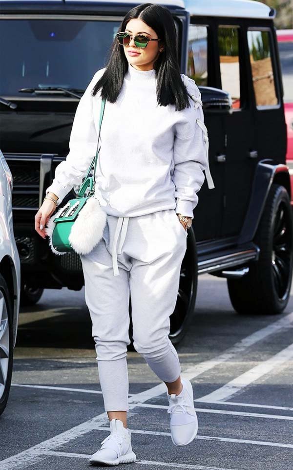 Kylie Jenner com calca jogging de moletom e tenis yeezy